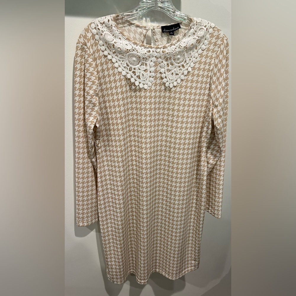 Alison Andrew’s Beige Houndstooth Long Sleeve Dress with White Lace Collar Sz L
